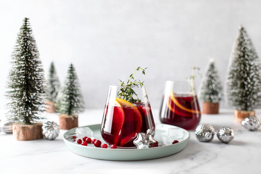 Cranberry,Gin,Boozy,Cocktail,With,Grapefruit,And,Thyme,Served,On